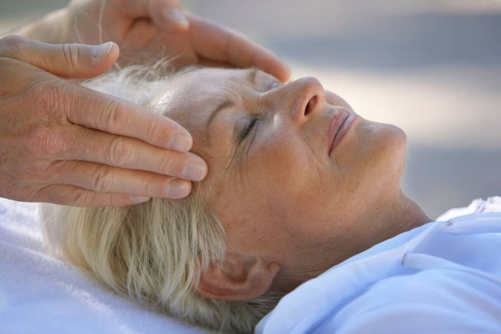 Bird Poop Facial là một phương pháp chăm sóc da quái dị. Đó là một hỗn hợp, bao gồm phân chim sơn ca đã qua xử lý trộn với cám gạo. Tuy nhiên, nhiều người sẽ không thích kiểu làm đẹp kiểu vậy.