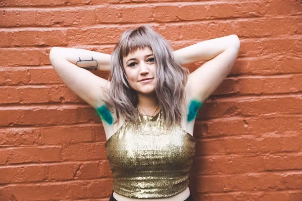 Trào lưu làm đẹp “cười ra nước mắt” đó là để dài rồi nhuộm lông nách. Một salon tóc ở ở Vain, Seattle, Mỹ chính là nơi khởi nguồn của trào lưu kỳ lạ này.