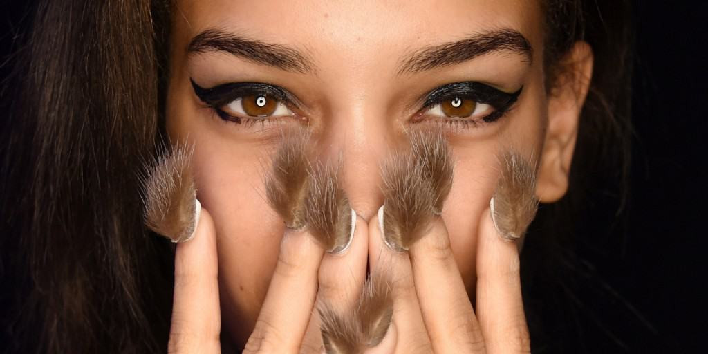 Mốt làm móng tay trông giống đuôi động vật từng được một nhà mốt lăng-xê trên sàn diễn. Tuy nhiên, làm móng tay kiểu vậy sẽ khiến bạn bất tiện trong sinh hoạt hàng ngày.