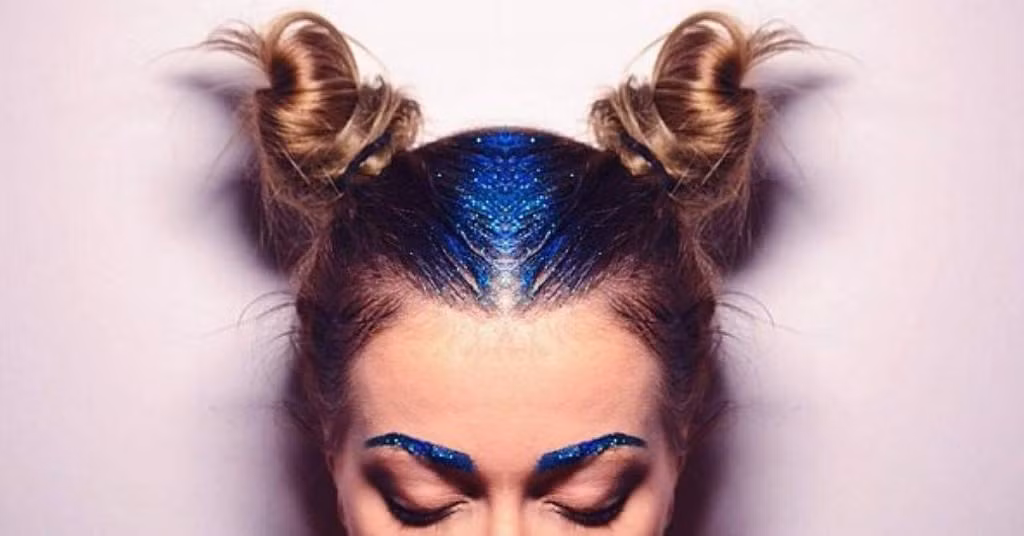 Làm tóc kim tuyến (glitter roots) là kiểu tóc rẽ ngôi giữa, chân tóc được phủ đầy kim tuyến lấp lánh nhiều màu sắc.