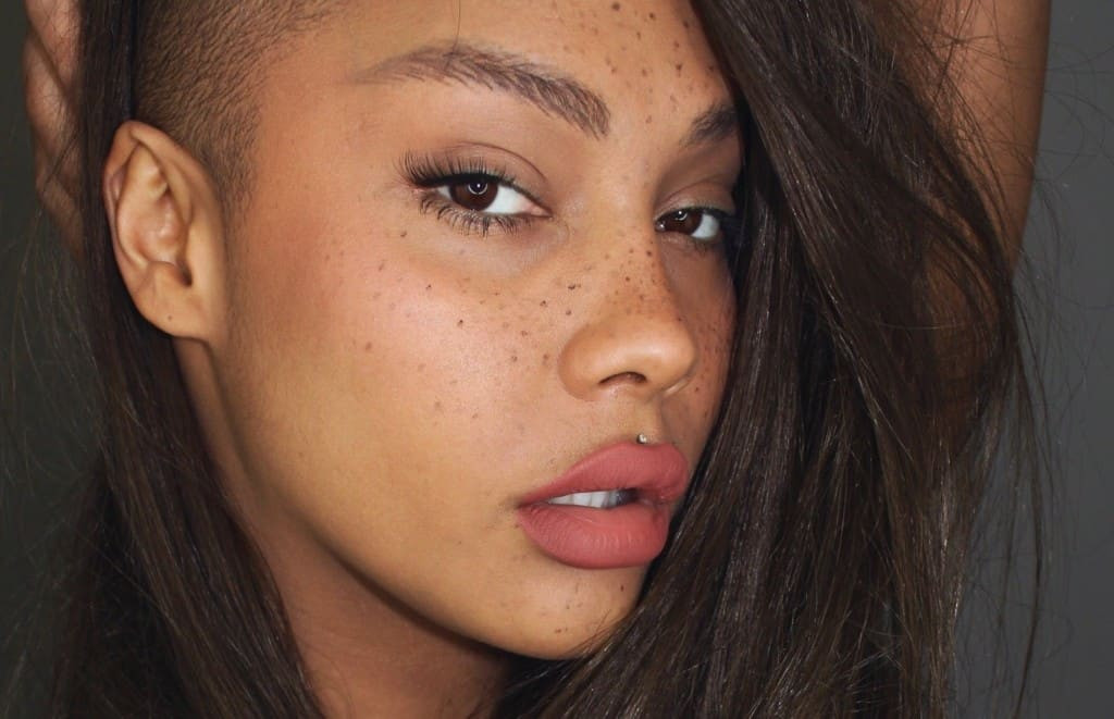 Xu hướng xăm tàn nhang trên mặt.