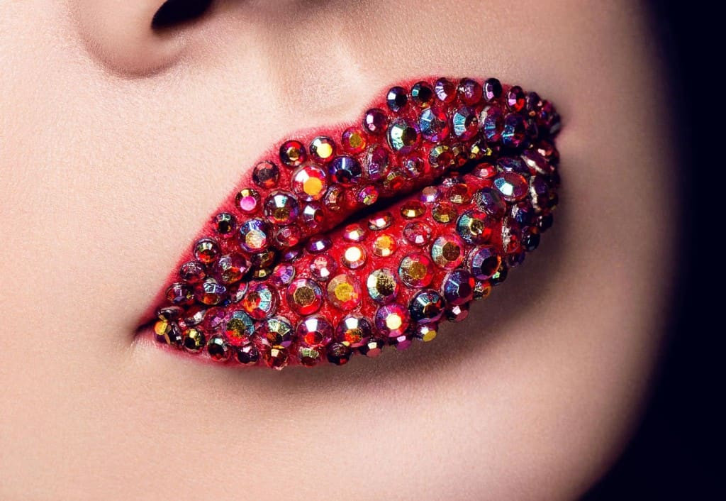 Bạn sẽ khó khăn trong việc ăn uống, nói chuyện khi môi bạn gắn nhiều đá như này. Tuy nhiên, đây từng là một xu hướng làm đẹp được nhiều chị em theo đuổi.