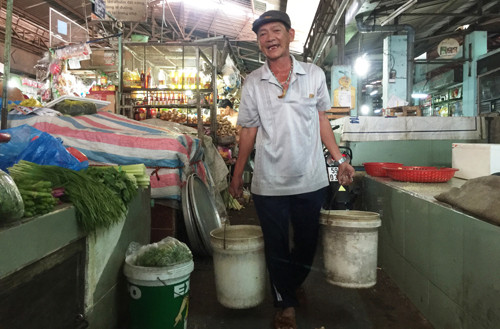 ‘Dù có tiền nhưng tôi sẽ vẫn làm công việc cũ ở chợ cho đến khi nào sức khoẻ không còn cho phép nữa mới thôi”, ông Bảy Xèo chia sẻ.