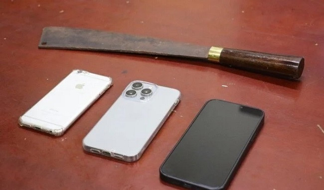 Nghệ An: Bắt hai thanh niên dùng dao cướp tài sản của người đi đường - Hình 2 Nghe An: Bat hai thanh nien dung dao cuop tai san cua nguoi di duong-Hinh-2