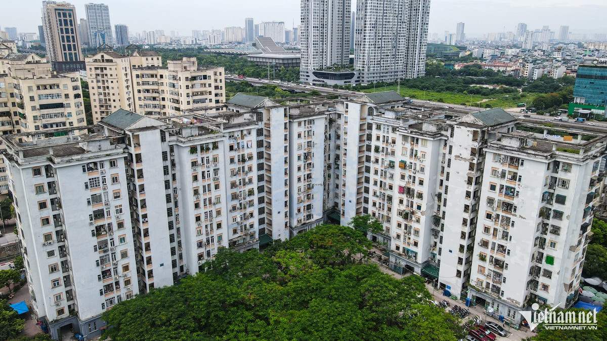 Khu tái định cư A6 Nam Trung Yên. Ảnh: Thạch Thảo Đến nay, cả 4 tòa nhà đều xuống cấp nghiêm trọng. Phía ngoài, nhìn bằng mắt thường có thể thấy rất nhiều mảng tường bong tróc, lộ ra phần gạch và bê tông bên trong.