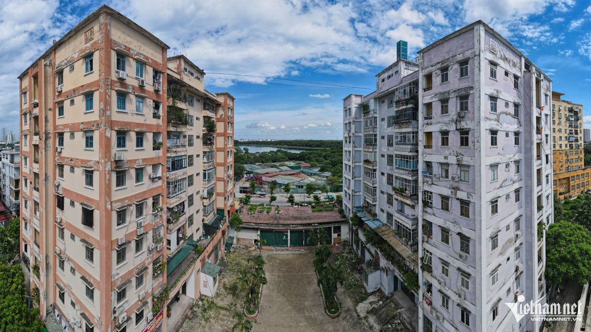 Chất lượng nhà là một trong những lý do khiến người dân không muốn nhận và ở tại các dự án tái định cư. Ảnh: Thạch Thảo Liên quan đến công tác bảo trì nhà tái định cư, trả lời PV VietNamNet, lãnh đạo Sở Xây dựng Hà Nội cho biết, hiện quỹ nhà này đang thực hiện bảo trì theo quyết định số 18 năm 2018 của UBND TP. Trong đó quy định hỗ trợ bảo trì phần diện tích, thiết bị thuộc sở hữu chung của nhà chung cư tái định cư bao gồm các hạng mục thang máy, hệ thống PCCC, máy bơm nước, máy phát điện, hệ thống chống sét, mặt ngoài. Đối với các phần diện tích sở hữu riêng và các hạng mục khác (ngoài 6 hạng mục trên), toà nhà lấy từ nguồn kinh phí bảo trì 2% (nếu có) hoặc chủ căn hộ đóng góp thực hiện. Theo Sở Xây dựng, năm 2024, Sở đã phê duyệt kế hoạch bảo trì quỹ nhà tái định cư trên địa bàn thành phố. Đại diện Công ty Quản lý và phát triển nhà Hà Nội cho biết, sau khi UBND TP phê duyệt dự toán thu chi quản lý vận hành quỹ nhà, công ty sẽ triển khai các thủ tục để bảo trì. Vị này cũng cho hay, do phát sinh vướng mắc liên quan đến các quy định, đến nay công ty chỉ được UBND TP phê duyệt dự toán các hạng mục cấp bách, gây ảnh hưởng trực tiếp đến việc đảm bảo thực hiện duy trì hoạt động thường xuyên đối với các quỹ nhà như thang máy, máy phát điện, PCCC, chống sét, máy bơm nước. “Để giải quyết vướng mắc, chúng tôi đề nghị cấp thẩm quyền điều chỉnh các quy định phù hợp quỹ nhà, hoặc cơ chế đặc thù đối với công tác bảo trì quỹ nhà” - vị này nêu ý kiến.