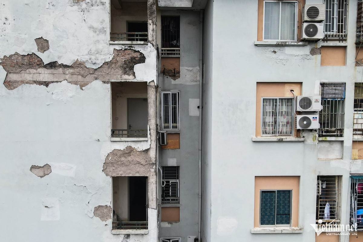 Sự xuống cấp của các toà nhà tái định cư "án ngữ" trên đất vàng quận Cầu Giấy. Ảnh: Thạch Thảo