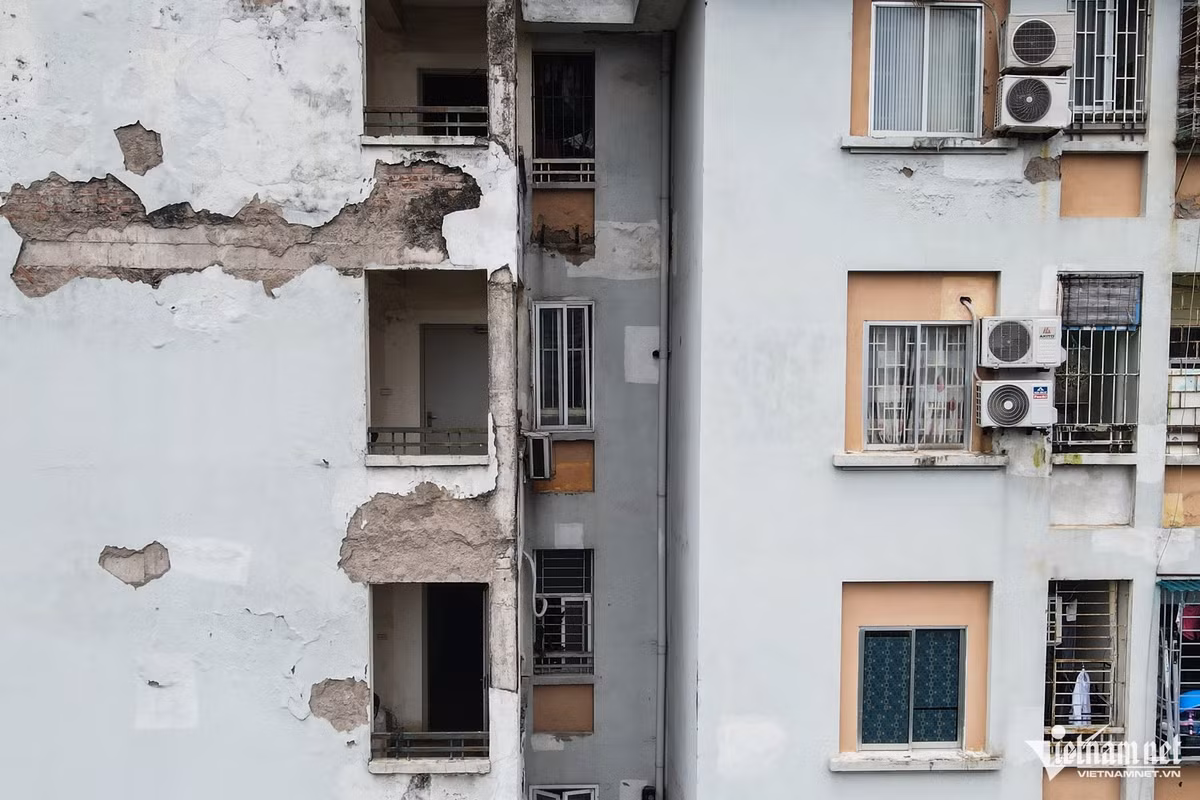 Sự xuống cấp của các toà nhà tái định cư "án ngữ" trên đất vàng quận Cầu Giấy. Ảnh: Thạch Thảo