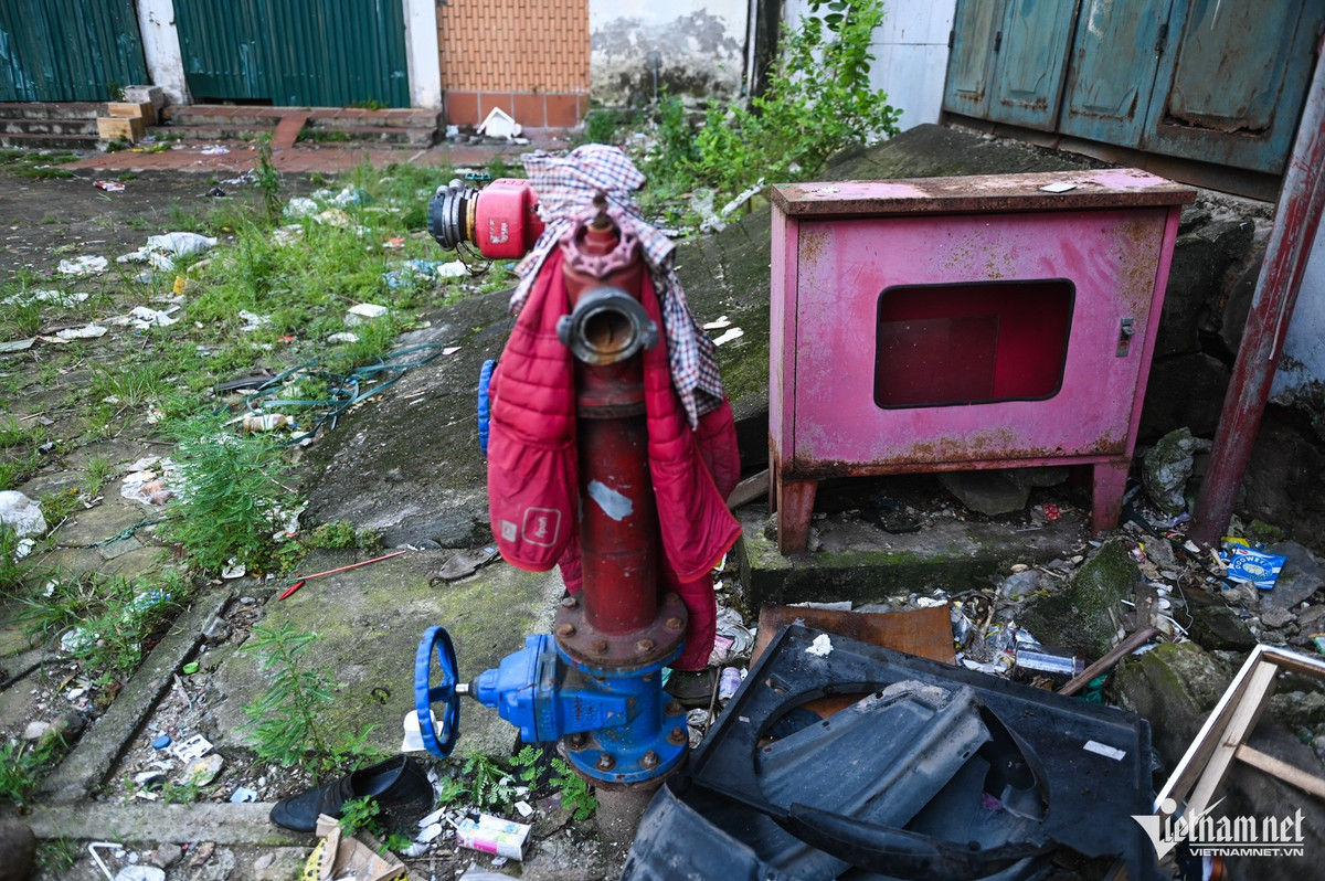 Trao đổi với VietNamNet, lãnh đạo một doanh nghiệp tại Hà Nội nói cho rằng chất lượng nhà tái định cư là vấn đề tồn tại khá lâu. Rất nhiều nhà tái định cư bị xuống cấp nhanh, thậm chí vừa bàn giao đã xuống cấp. “Đó là sự bất cập ảnh hưởng lớn đến tâm lý của người tái định cư, khiến người dân không sẵn sàng với việc nhận và an cư ở dự án tái định cư” - vị này nói. Đại diện Công ty TNHH MTV Quản lý và phát triển nhà Hà Nội - đơn vị được giao quản lý gần 170 nhà tái định cư ở Thủ đô - cho hay, các tòa nhà công ty tiếp nhận được xây dựng từ năm 2015 trở về trước, nhiều khu xây từ những năm 2000. Các căn hộ công ty bàn giao cho hộ dân tái định cư gần như đã lấp đầy, số căn hộ trống không đáng kể. Tuy nhiên, đại diện công ty thừa nhận, do các tòa nhà được xây dựng từ lâu nên tình trạng xuống cấp là phổ biến, đặc biệt là khu Đền Lừ, Đồng Tàu. Việc sửa chữa, bảo trì thường nhỏ lẻ, theo vụ việc, chủ yếu là sửa chữa các hạng mục cấp bách như thang máy, hệ thống phòng cháy chữa cháy (PCCC).