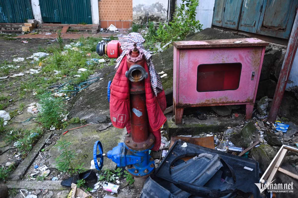 Trao đổi với VietNamNet, lãnh đạo một doanh nghiệp tại Hà Nội nói cho rằng chất lượng nhà tái định cư là vấn đề tồn tại khá lâu. Rất nhiều nhà tái định cư bị xuống cấp nhanh, thậm chí vừa bàn giao đã xuống cấp. “Đó là sự bất cập ảnh hưởng lớn đến tâm lý của người tái định cư, khiến người dân không sẵn sàng với việc nhận và an cư ở dự án tái định cư” - vị này nói. Đại diện Công ty TNHH MTV Quản lý và phát triển nhà Hà Nội - đơn vị được giao quản lý gần 170 nhà tái định cư ở Thủ đô - cho hay, các tòa nhà công ty tiếp nhận được xây dựng từ năm 2015 trở về trước, nhiều khu xây từ những năm 2000. Các căn hộ công ty bàn giao cho hộ dân tái định cư gần như đã lấp đầy, số căn hộ trống không đáng kể. Tuy nhiên, đại diện công ty thừa nhận, do các tòa nhà được xây dựng từ lâu nên tình trạng xuống cấp là phổ biến, đặc biệt là khu Đền Lừ, Đồng Tàu. Việc sửa chữa, bảo trì thường nhỏ lẻ, theo vụ việc, chủ yếu là sửa chữa các hạng mục cấp bách như thang máy, hệ thống phòng cháy chữa cháy (PCCC).