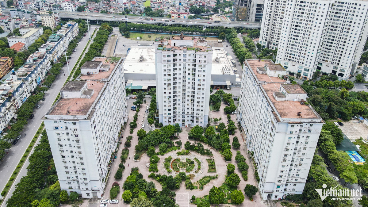 Khu tái định cư Thành phố Giao lưu. Ảnh: Thạch Thảo Phía hành lang, cầu thang thoát hiểm... trở thành kho chất đồ của nhiều hộ gia đình. Trần Thùy T. (cư dân tại đây) cho biết, trước đó gia đình cô sống trong căn tập thể xuống cấp thuộc diện nguy hiểm cần di dời tại đường Ngọc Khánh (quận Ba Đình). Sau khi có thông báo, gia đình được cấp 1 căn hộ rồi chuyển về đây ở. "Nhiều lần cư dân bỏ tiền ra sơn sửa lại toàn bộ hành lang của tầng hoặc sửa đường nước, sửa thang máy... vì tự làm còn nhanh hơn", T. nói.