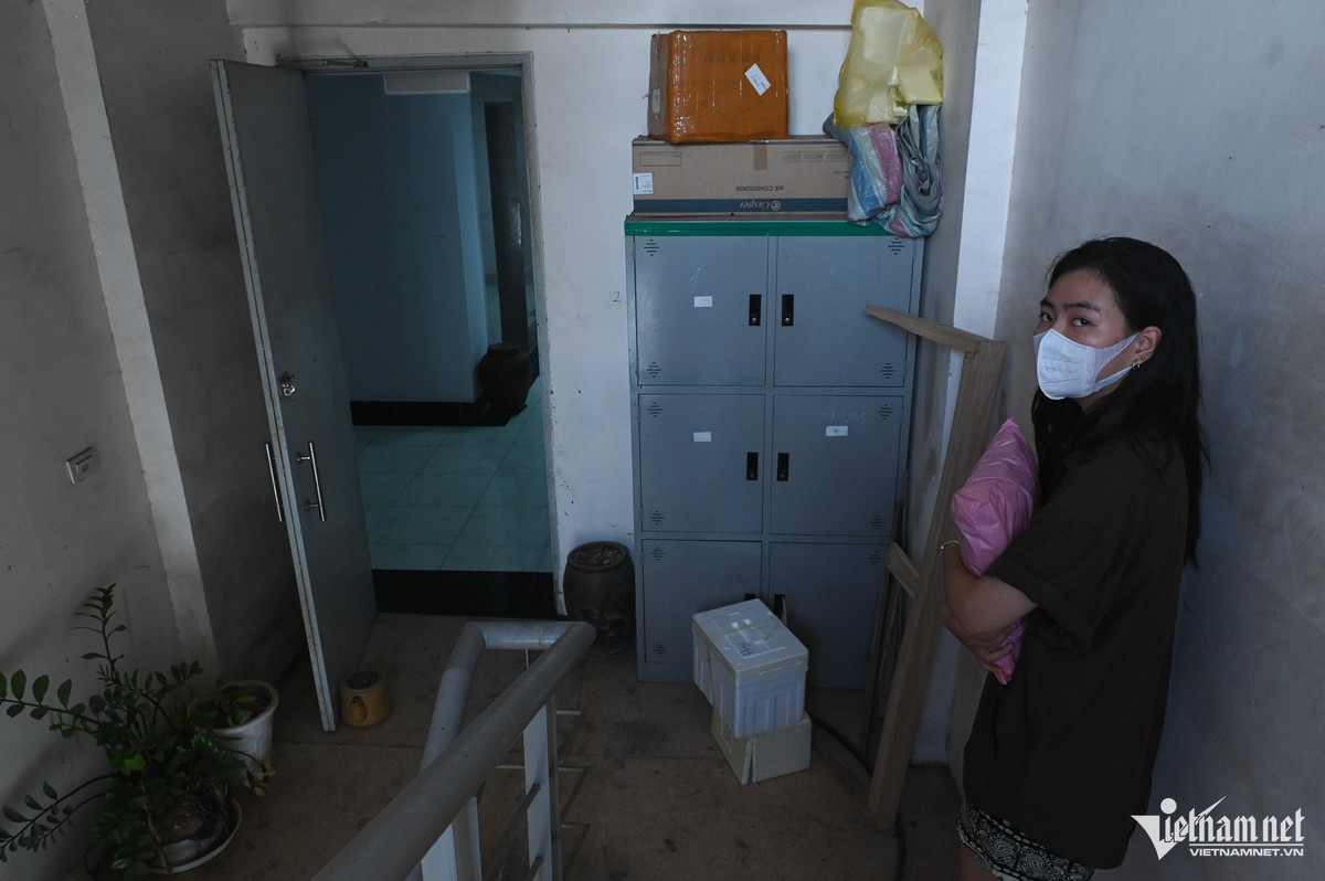 Cuộc sống bên trong những toà nhà tái định cư xuống cấp. Ảnh: Thạch Thảo Chung cư tái định cư Đồng Tàu bao gồm 10 tòa nhà (N1-N10), nằm trên địa bàn phường Thịnh Liệt, quận Hoàng Mai, Hà Nội. Nơi này được đưa vào sử dụng từ năm 2006 nhằm phục vụ tái định cư cho dự án nút giao thông Ngã Tư Sở và cải tạo bờ sông Tô Lịch.