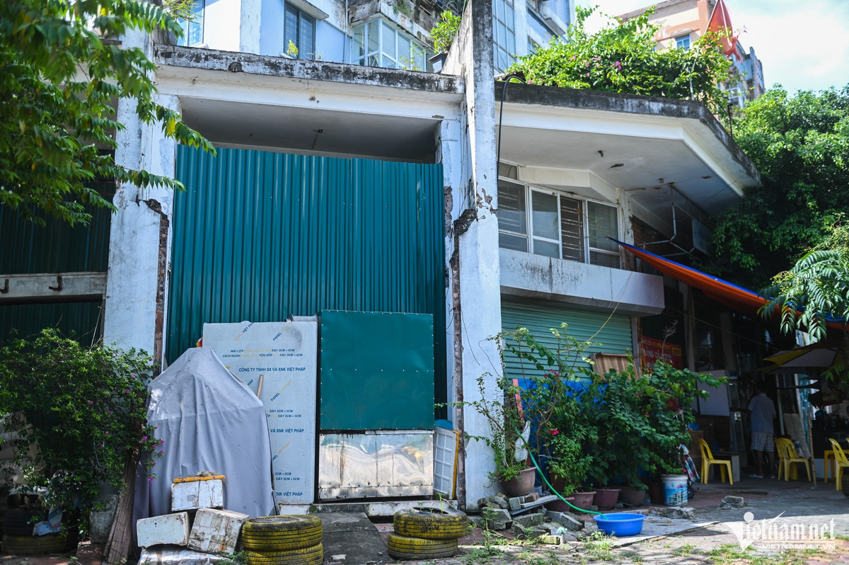 Những ki-ốt đóng cửa kín mít, thành nơi chất đồ tại khu tái định cư Đồng Tàu. Ảnh: Thạch Thảo Ngoài ra, việc tổ chức hội nghị nhà chung cư để bầu ban quản trị, quản lý, cung cấp dịch vụ quản lý vận hành cũng gặp nhiều khó khăn. Công ty Quản lý và phát triển nhà Hà Nội đang thực hiện việc thu phí dịch vụ nhà chung cư, mức giá tối thiểu 1.200 đồng/m2/tháng để tránh thất thu cho ngân sách Nhà nước. Tuy nhiên, đơn vị này đánh giá, mức thu như vậy không đảm bảo chi phí hoạt động quản lý vận hành theo Thông tư 02 năm 2016 của Bộ Xây dựng. “Công ty đã xây dựng phương án quản lý vận hành và giá dịch vụ nhà chung cư, được Sở Xây dựng xem xét và cho ý kiến vào tháng 9/2022. Sau đó, chúng tôi đã tổ chức họp mời UBND các phường, ban quản trị, ban đại diện khu dân cư để công khai thông báo phương án này đến các chủ sở hữu, người sử dụng. Tuy nhiên, phần lớn ban quản trị không thống nhất với giá dịch vụ nhà chung cư và cũng không lựa chọn đơn vị quản lý vận hành khác - vị đại diện thông tin. Trước thực tế trên, công ty đề xuất Sở Xây dựng báo cáo UBND TP chấp thuận cho công ty ngừng cung cấp dịch vụ quản lý vận hành với các tòa nhà không thống nhất về giá dịch vụ mà Công ty Quản lý và phát triển nhà Hà Nội đưa ra, không ký hợp đồng với công ty và cũng không lựa chọn đơn vị quản lý vận hành khác. Phương thức được công ty đề xuất là công ty sẽ một lần nữa tổ chức hội nghị nhà chung cư để thông báo giá dịch vụ quản lý vận hành. Sau 15 ngày kể từ ngày thông báo giá nếu ban quản trị không có phản hồi thì công ty ra thông báo ngừng cung cấp dịch vụ quản lý vận hành đối với toà nhà đó. Trường hợp không chấp thuận việc ngừng cung cấp dịch vụ, công ty đề xuất có phương án cấp bù kinh phí thiếu hụt để công ty hoàn thành nhiệm vụ được giao và đảm bảo cân đối thu chi.