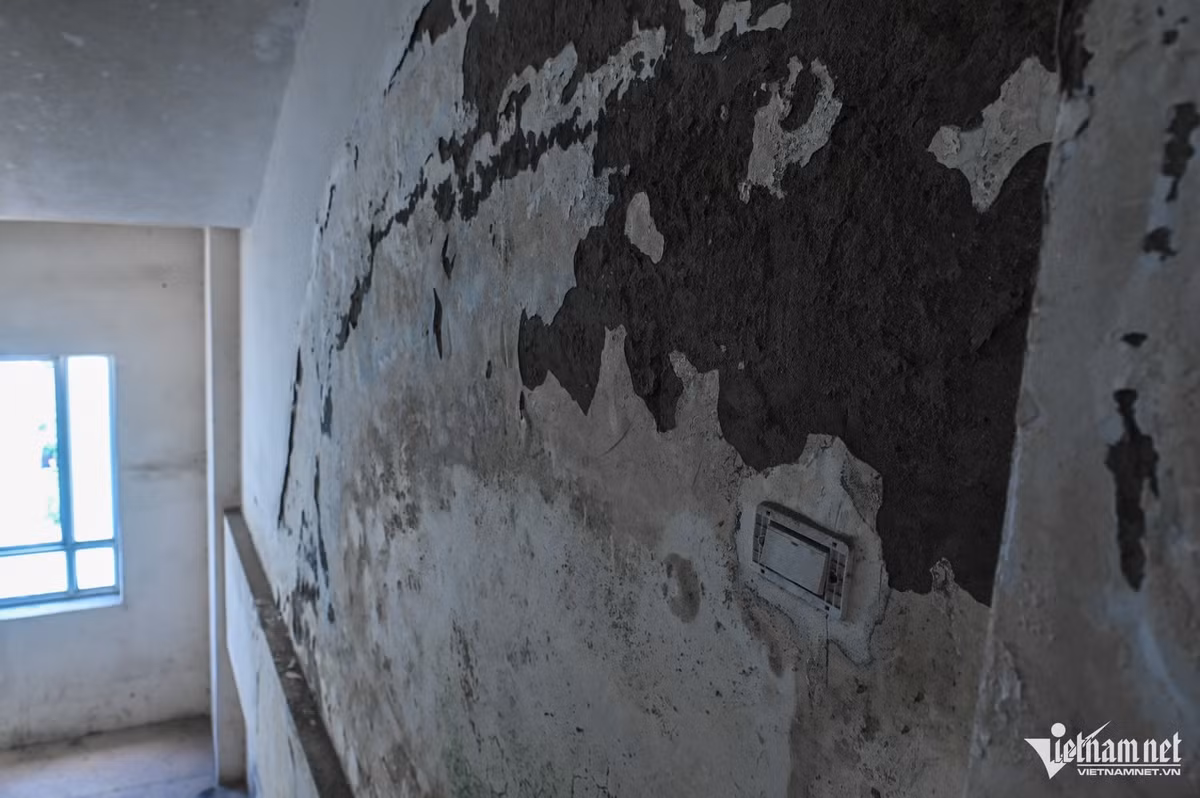Tường nhà phía trong ẩm mốc, tróc lở. Khu vực để xe nước nhỏ lênh láng xuống các phương tiện.