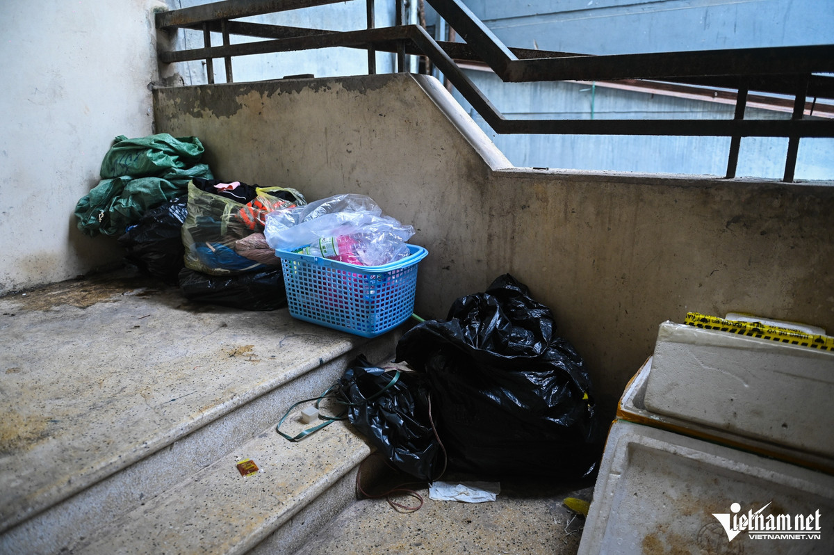 Cảnh nhếch nhác bên trong lẫn ngoài khu nhà. Ở ngay tầng 1, khu vực cầu thang ngoài trời, rác thải ngổn ngang bốc mùi hôi thối. Ảnh: Thạch Thảo