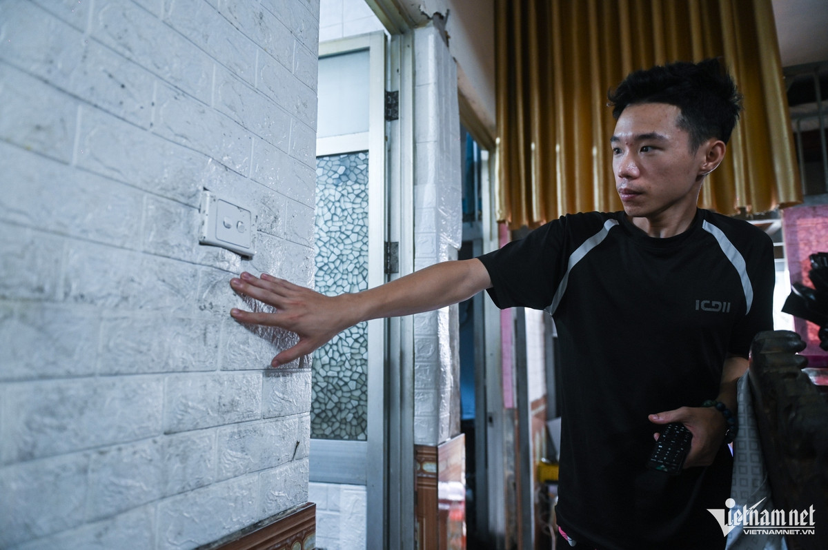 Trong nhà ẩm mốc, tường nhà chằng chịt những miếng xốp dán tạm. Đồng hồ nước cài lại bằng thanh tre tạm bợ.