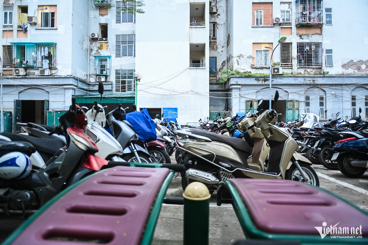 Còn khu vực sân chơi, tập thể dục nay trở thành bãi đỗ xe máy, ô tô. Anh Hiệp chia sẻ, các tòa nhà ở đây không có hầm để xe. Nơi để xe tại tầng 1 chỉ đáp ứng được 1/3 nhu cầu của cư dân, vì vậy đã "mọc" ra bãi đỗ xe ngay dưới sân nhà. Trong khi đó, Khu tái định cư Thành phố Giao lưu (quận Bắc Từ Liêm, Hà Nội) gồm 3 khối nhà CT1 A, B, C; được đưa vào sử dụng từ năm 2014. Sau 10 năm sử dụng, nhiều hạng mục trong các khối nhà xuống cấp nhanh chóng. Khu vực dưới sân ô tô đỗ tràn lan. Các tấm biển cấm đỗ xe lâu ngày hoen rỉ, chữ mờ gần như vô tác dụng và chẳng mấy ai để ý.