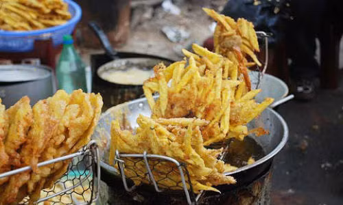 Khó để tìm ra một người sống ở Hà Nội mà chưa từng thử bộ ba món bánh đặc trưng của đông Hà Nội: bánh khoai, bánh ngô, bánh chuối. Ảnh: Phunutoday.