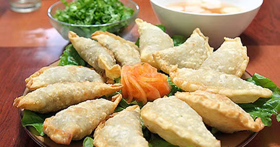 Lớp vỏ bánh giòn tan cùng phần nhân gồm thịt băm nhỏ, mộc nhĩ, nấm hương, miến, hạt tiêu đậm đà khiến nhiều người phải ứa nước miếng. Ảnh: 2nau.