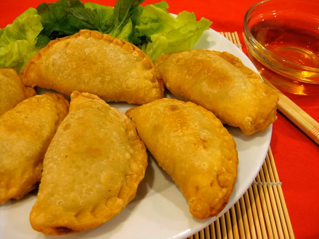 Không chỉ bán trong mùa đông nhưng chỉ có mùa đông Hà Nội mới khiến người ta cảm nhận trọn vị của bánh gối. Ảnh: Youtube.