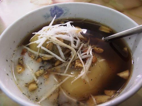 Khi gió lạnh của mùa đông Hà Nội xào xạc trên từng con phố nhỏ, người ta lại thèm tê tái món bánh trôi tàu giản dị. Ảnh: Dulichtrungquoc.