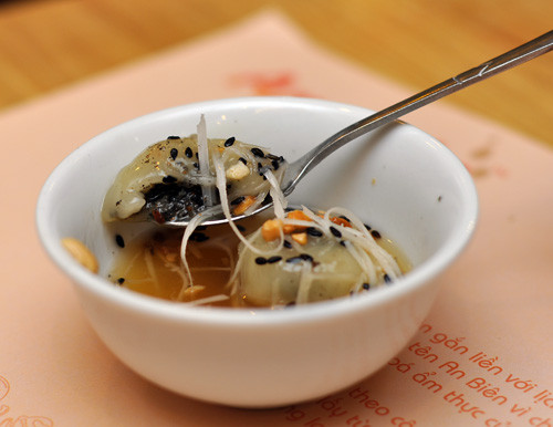 Những sợi dừa tươi trắng nõn, chan nước vàng ánh ngọt ngào khiến thực khách phải xuýt xoa. Ảnh: Zing.