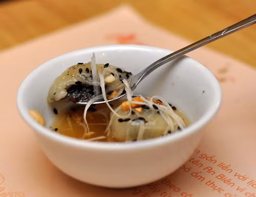 Những sợi dừa tươi trắng nõn, chan nước vàng ánh ngọt ngào khiến thực khách phải xuýt xoa. Ảnh: Zing.