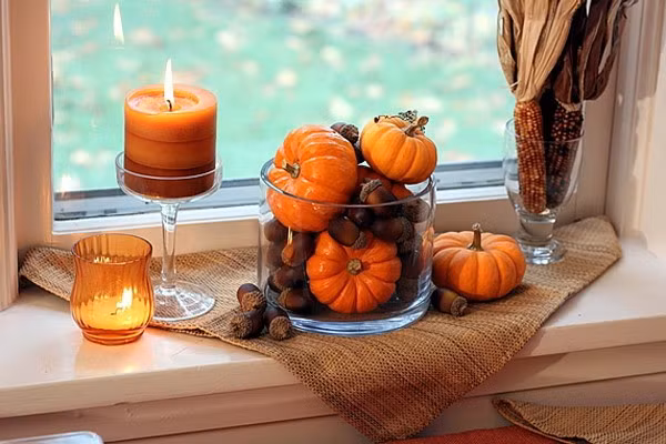 Những trái bí ngô vàng óng trên cửa sổ như mang cả mùa thu vào nhà. Ảnh: DIY Enthusiasts.