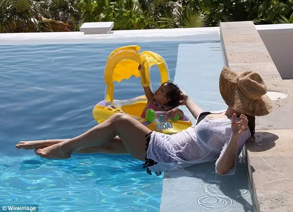 Khi các bé lớn hơn chút, Mariah đã chi ra hàng triệu USD để sân sân vườn sang trọng cho hai con vui chơi thỏa thích. Ảnh: Popsugar.