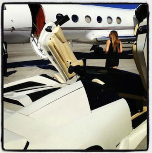 Chiếc phi cơ riêng của ngôi sao nhạc pop Mariah Carey có giá 5 triệu USD. Ảnh: Shefind.