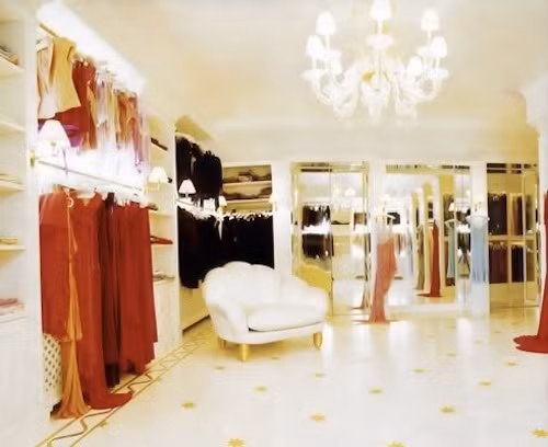 Ngôi sao từng 5 lần đoạt giải Grammy khoe tủ quần áo hàng hiệu. Ảnh: DM.