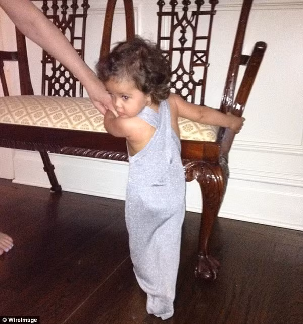 Trong sân vườn có đặt chiếc sofa bằng vàng 24 carat, máy nghe nhạc nạm kim cương. Ảnh: DM.