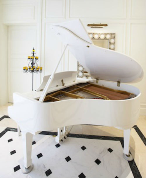 Nữ ca sĩ mua chiếc đàn piano màu trắng của Marilyn Monroe trị giá 600.000 USD. Ảnh: Shefind.