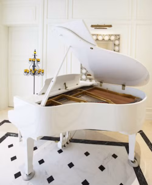 Nữ ca sĩ mua chiếc đàn piano màu trắng của Marilyn Monroe trị giá 600.000 USD. Ảnh: Shefind.