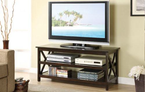 Nên kê đồ điện tử như ti vi, máy tính...trên kệ gỗ. Bởi theo phong thủy, đồ điện tử là sự kết hợp của hai hành kim và thủy. Ảnh: Amazon.