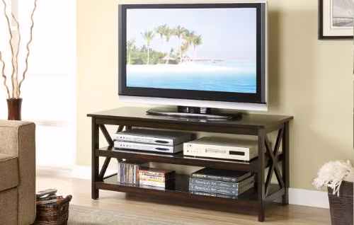 Nên kê đồ điện tử như ti vi, máy tính...trên kệ gỗ. Bởi theo phong thủy, đồ điện tử là sự kết hợp của hai hành kim và thủy. Ảnh: Amazon.