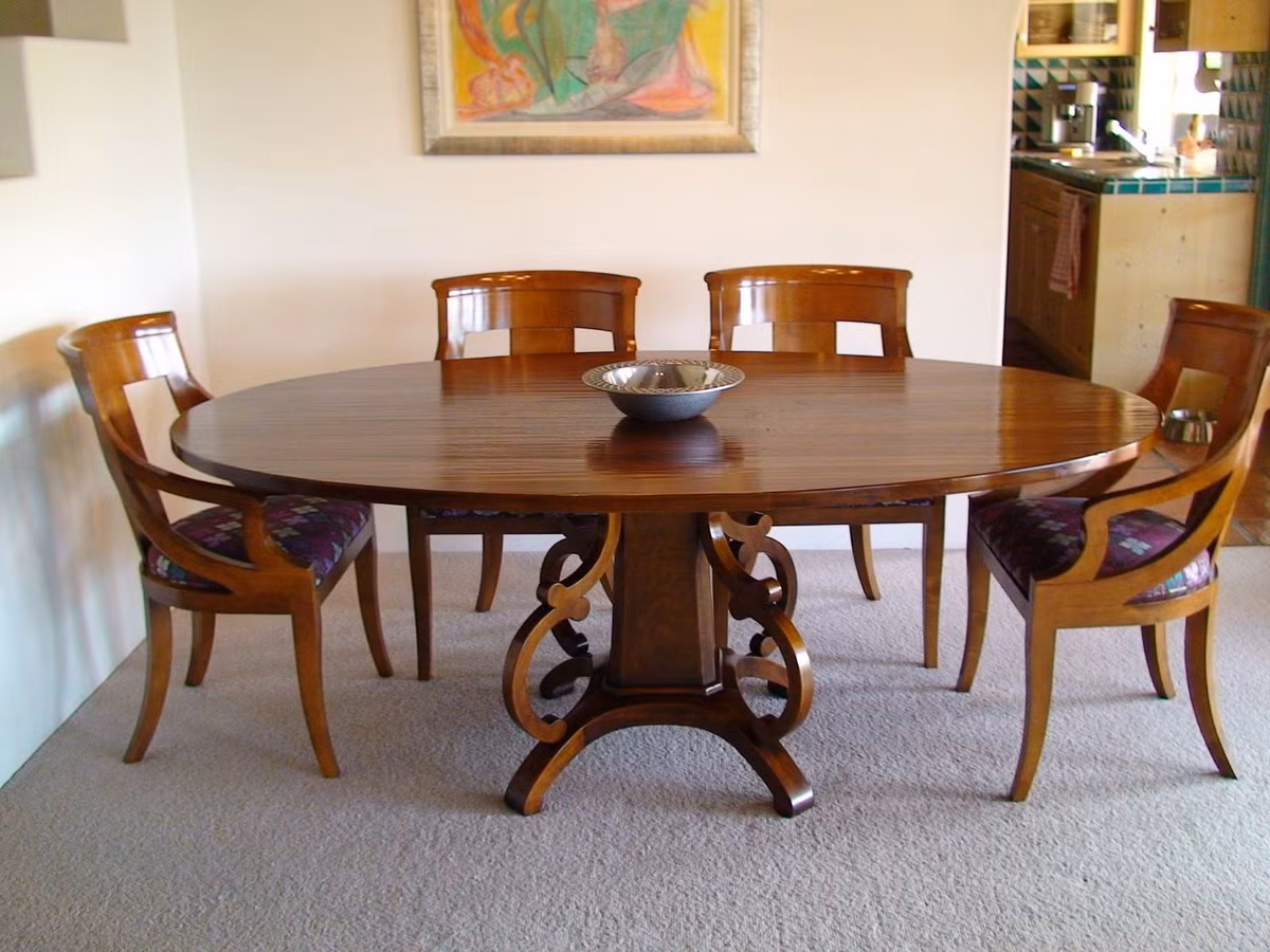 Trong phòng ăn, bàn ghế ngồi nên làm bằng gỗ, không nên làm bằng sắt. Những chiếc ghế sắt lạnh lẽo làm mất cảm giác ngon miệng. Ảnh: Dining Room.