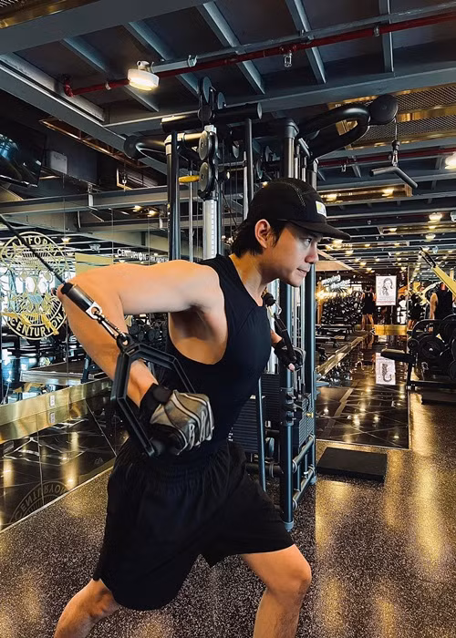 Tình trẻ của Trương Ngọc Ánh hiện tại vẫn giữ được hình thể vạm vỡ, cơ bụng 6 múi cuồn cuộn nhờ chăm chỉ tập luyện.