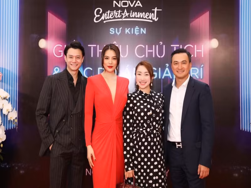 Gần đây, tại một sự kiện của Trương Ngọc Ánh, Anh Dũng hỗ trợ bạn gái đón tiếp khách mời.