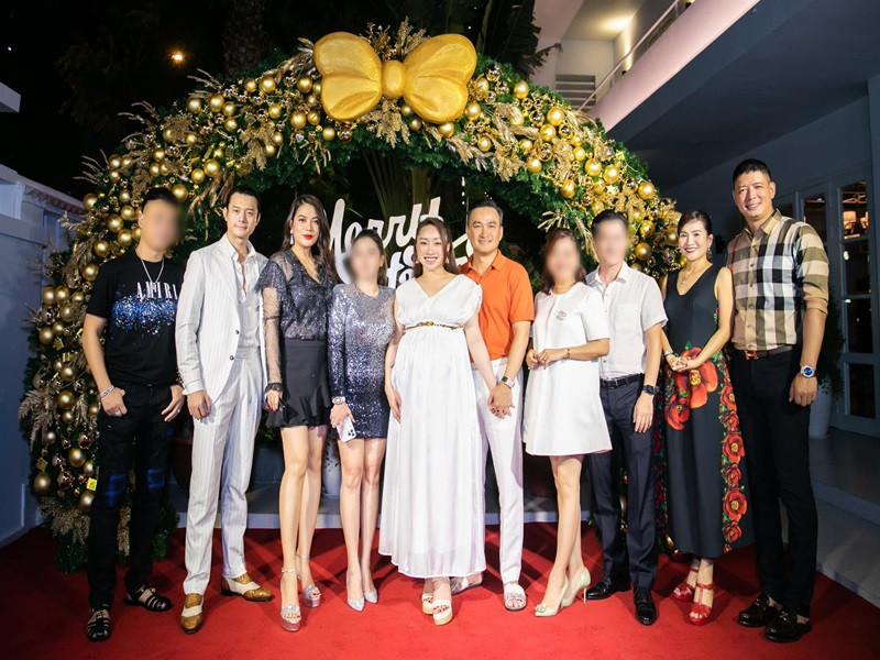 Cặp đôi sánh đôi trong các buổi gặp gỡ bạn bè, sự kiện giải trí.