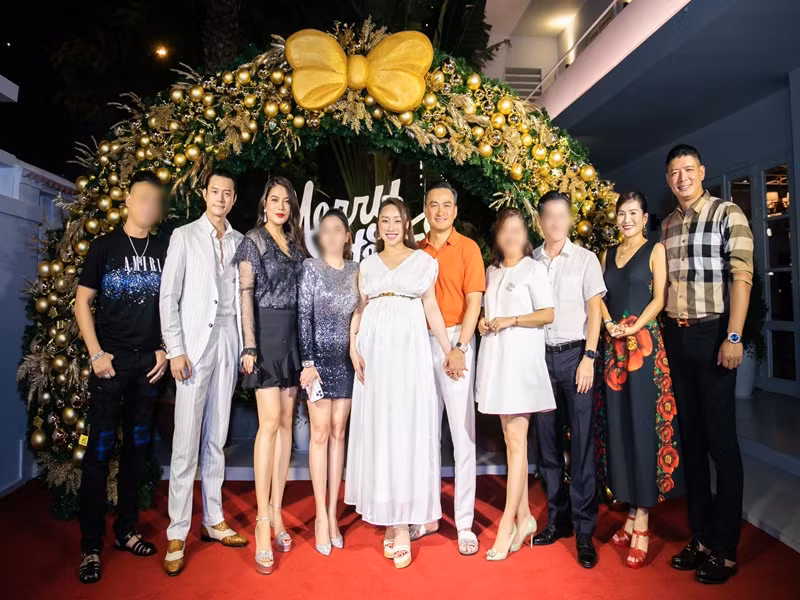 Cặp đôi sánh đôi trong các buổi gặp gỡ bạn bè, sự kiện giải trí.