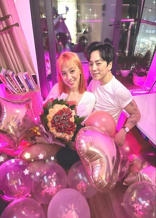 Tình yêu của Lan Trinh và Kenji đối mặt với không ít sóng gió từ nụ hôn ngấu nghiến, những hình ảnh chốn riêng tư nhạy cảm đến tin đồn "trà xanh" của Lan Trinh hay lăng nhăng của Kenji.