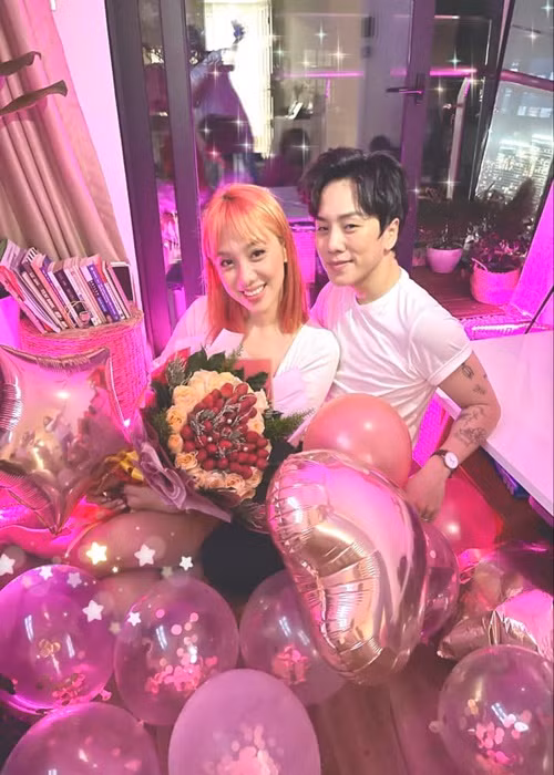 Tình yêu của Lan Trinh và Kenji đối mặt với không ít sóng gió từ nụ hôn ngấu nghiến, những hình ảnh chốn riêng tư nhạy cảm đến tin đồn "trà xanh" của Lan Trinh hay lăng nhăng của Kenji.