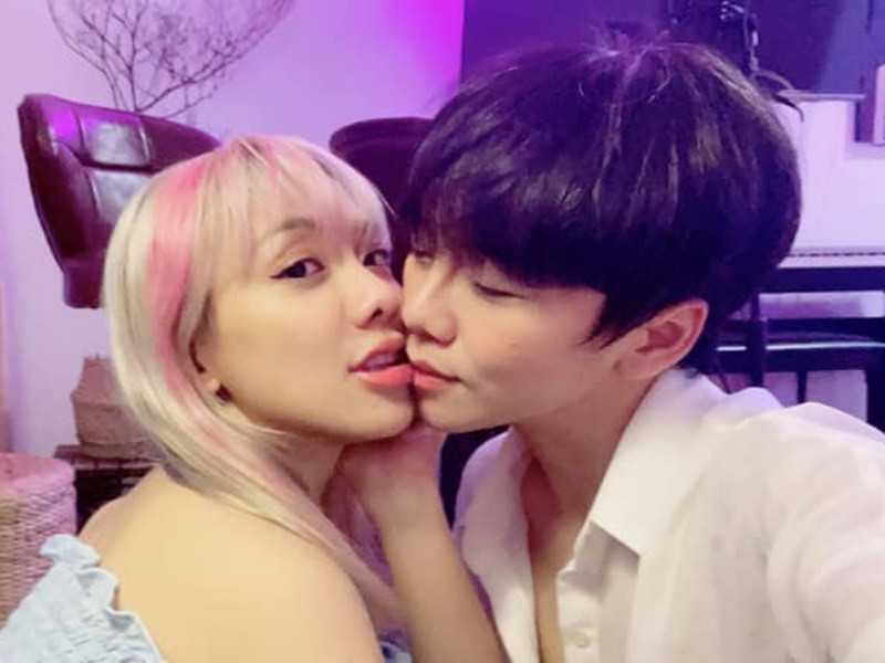 Trước khi gặp Kenji, Lan Trinh sống kín tiếng. Tuy nhiên, kể từ khi yêu Kenji, nữ ca sĩ thỏa mái công khai hình ảnh hẹn hò cũng như chia sẻ chuyện tình trên mặt báo.