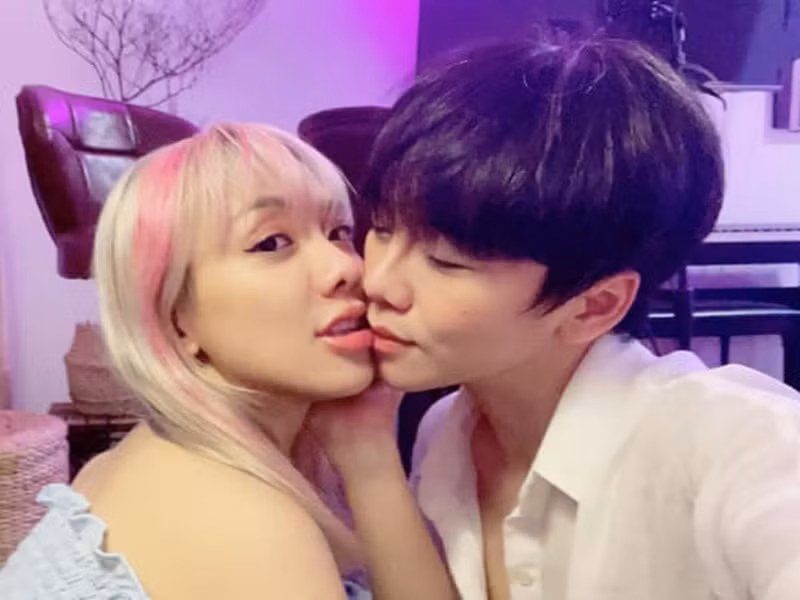 Trước khi gặp Kenji, Lan Trinh sống kín tiếng. Tuy nhiên, kể từ khi yêu Kenji, nữ ca sĩ thỏa mái công khai hình ảnh hẹn hò cũng như chia sẻ chuyện tình trên mặt báo.