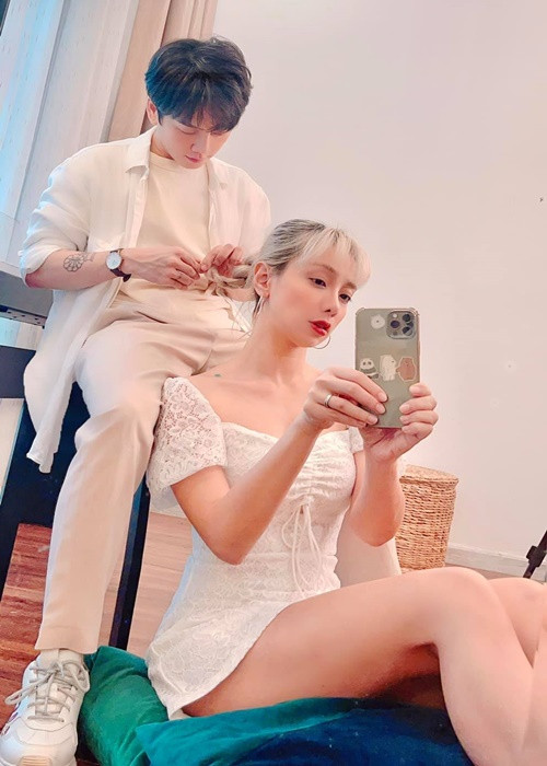 Cặp đôi "chị em" liên tục chia sẻ ảnh thân mật trên mạng xã hội.