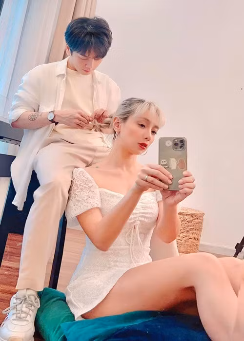 Cặp đôi "chị em" liên tục chia sẻ ảnh thân mật trên mạng xã hội.