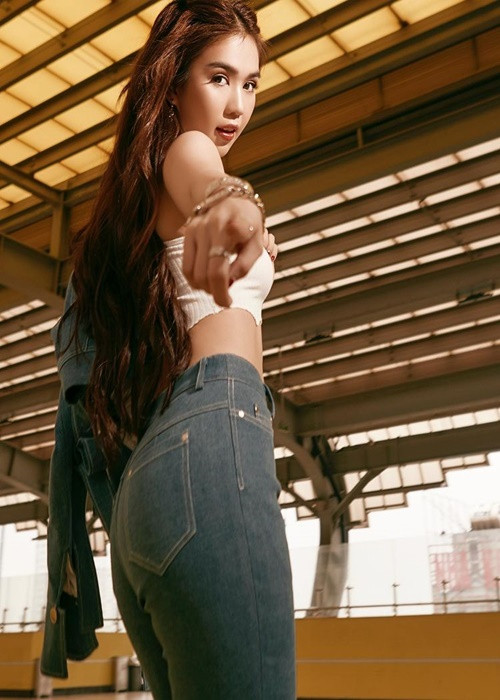 Trong bộ ảnh mới, Ngọc Trinh không cần hở bạo vẫn hút mọi ánh nhìn.