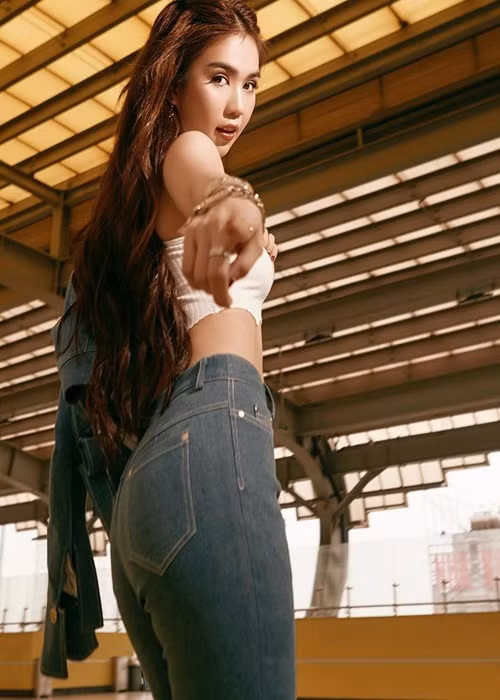 Trong bộ ảnh mới, Ngọc Trinh không cần hở bạo vẫn hút mọi ánh nhìn.