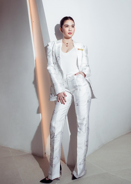 Trong chuyến công tác ở Hà Nội, chân dài sinh năm 1989 xuất hiện với hình ảnh "nữ tổng tài".